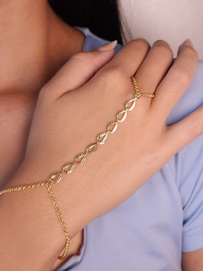 Pulseira de mão com elos ovais detalhado