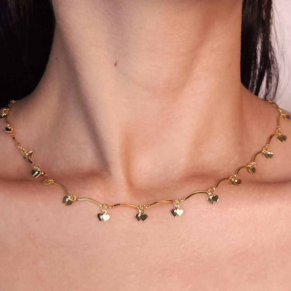 Gargantilha choker fio ondulado coração duplo