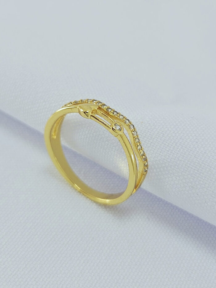 Anel fio duplo cravejado detalhe coração