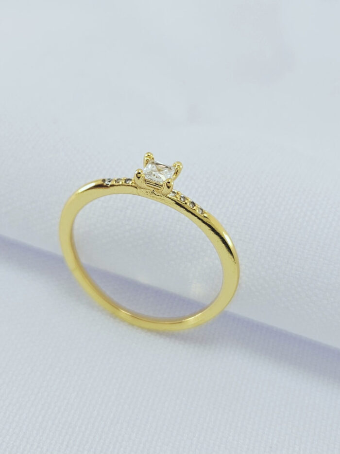 Anel solitário pedra cristal detalhe cravejado