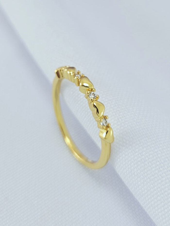 Anel detalhe corações lisos com pontos de luz