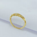 Anel fio ondulado detalhe cravejado