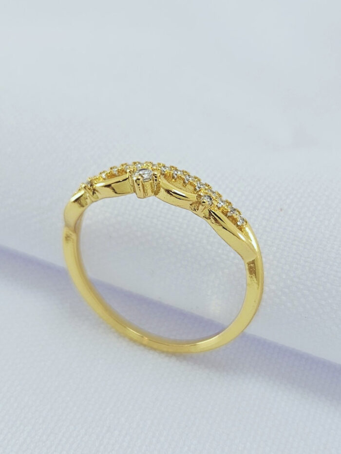 Anel fio ondulado detalhe cravejado