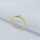 Anel solitário cristal detalhado