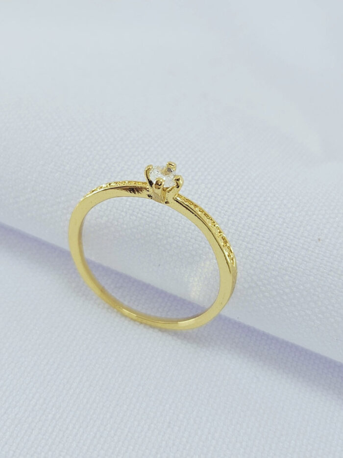 Anel solitário cristal detalhado