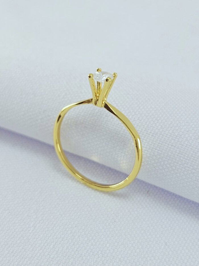 Anel solitário dourado com zicônia