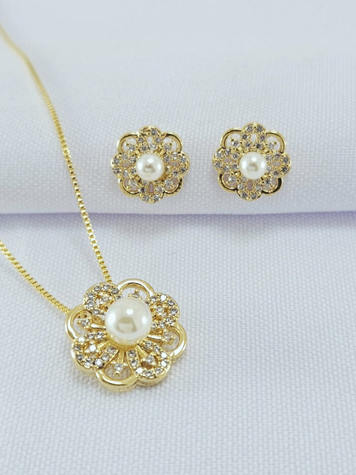 Conjunto flor cravejado detalhe pérola