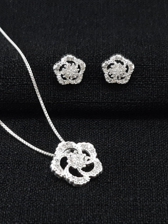 Conjunto flor cravejado detalhe vazado