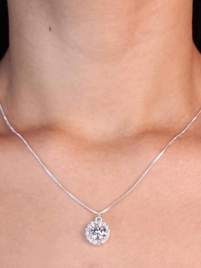 Gargatilha ponto de luz com detalhe cravejado