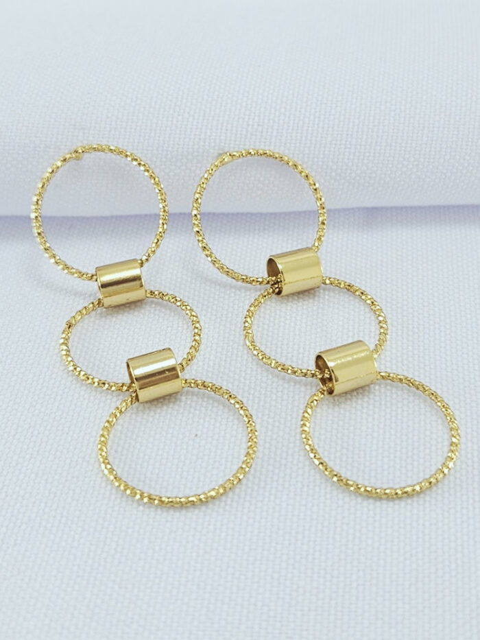 Brinco circulos vazados detalhado