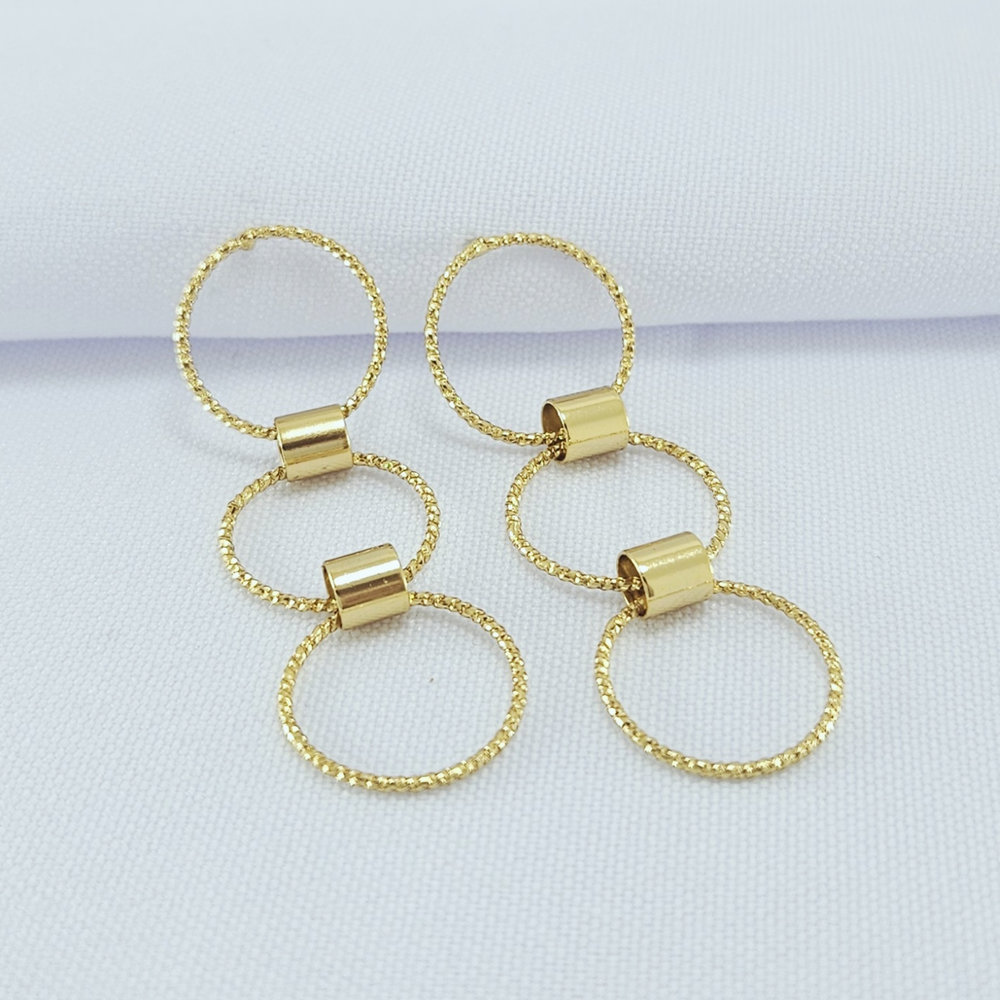 Brinco circulos vazados detalhado