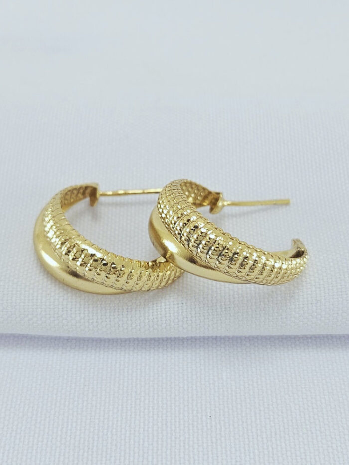 Brinco argola dupla detalhada