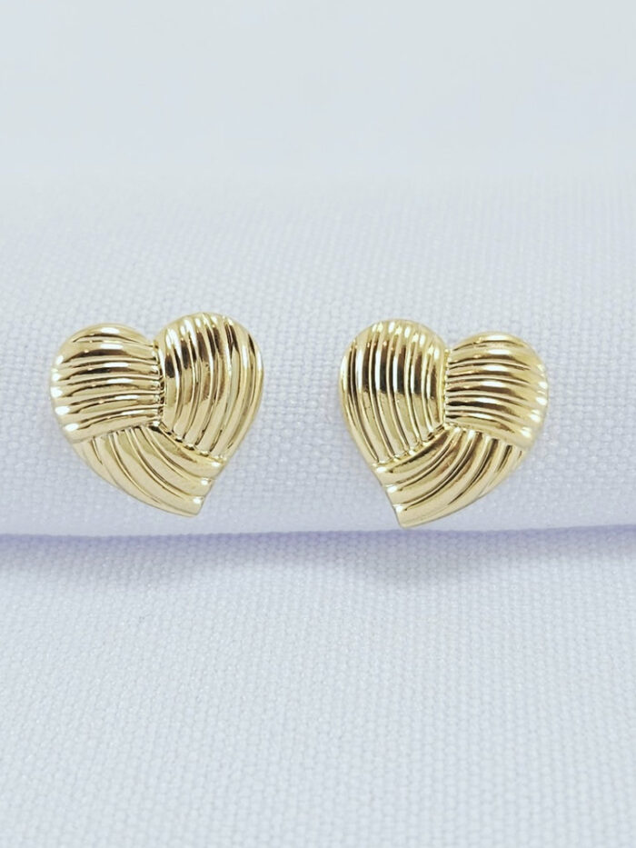 Brinco coração detalhado