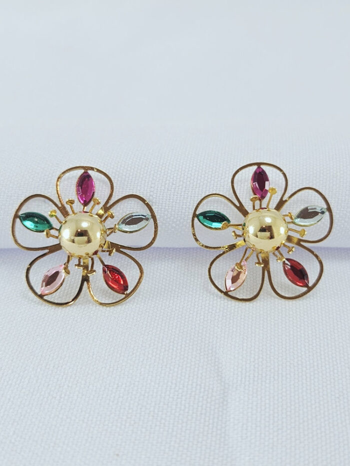 Brinco flor vazada detalhe pedras coloridas