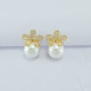 Brinco base flor detalhada com pérola