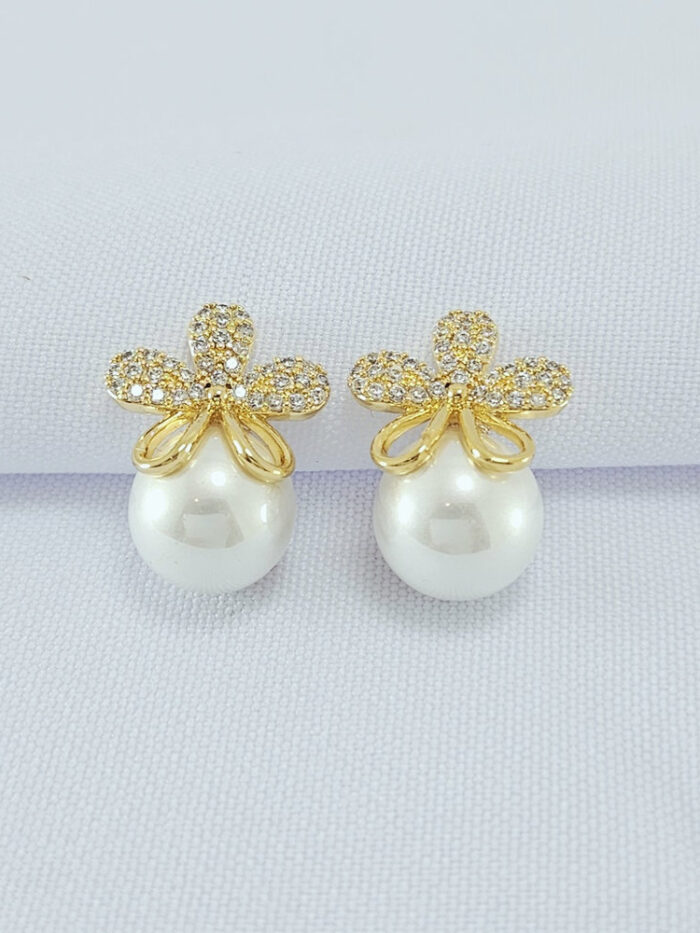 Brinco base flor detalhada com pérola