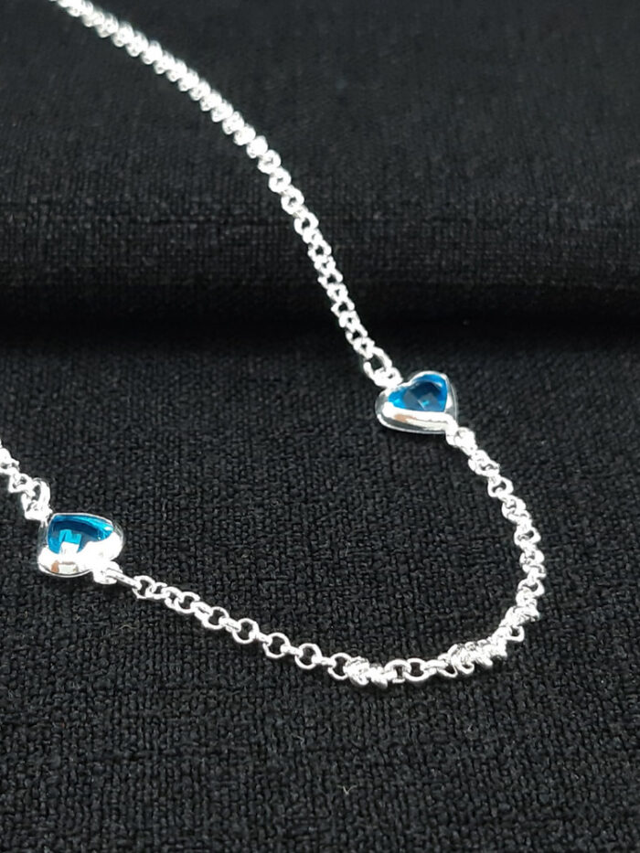 Gargantilha longuinho com detalhe corações