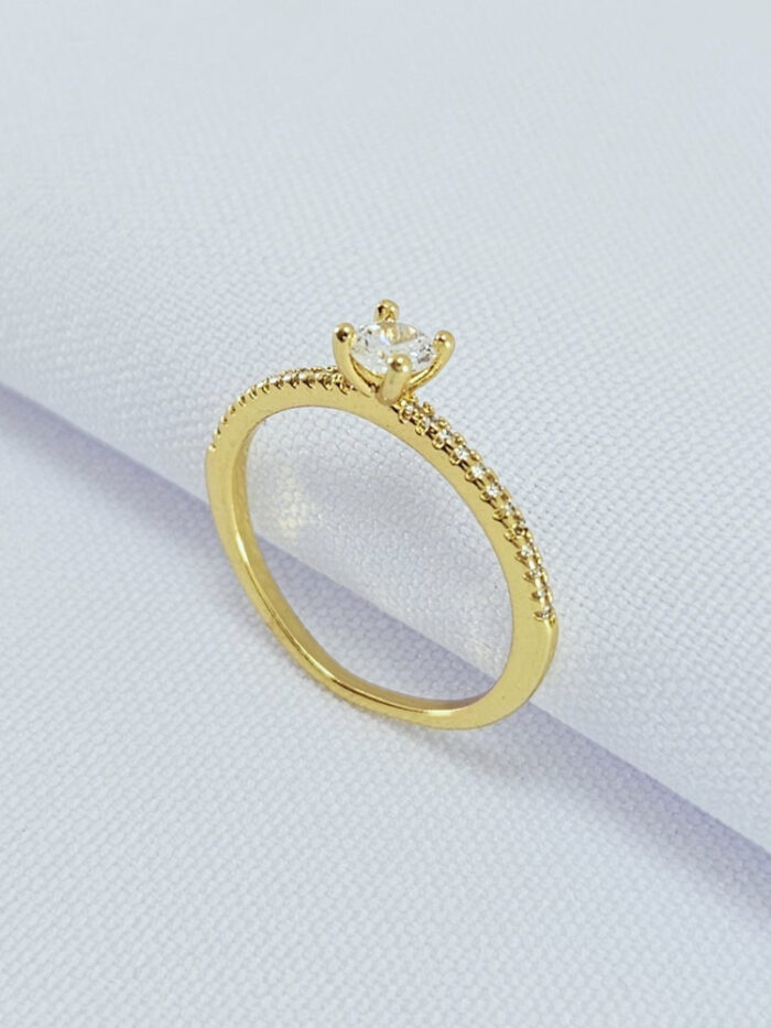 Anel pedra solitária detalhe cravejado