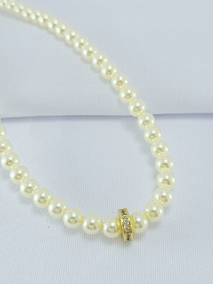 Gargantilha pérola com pingente central detalhado