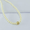 Gargantilha pérola com pingente detalhado