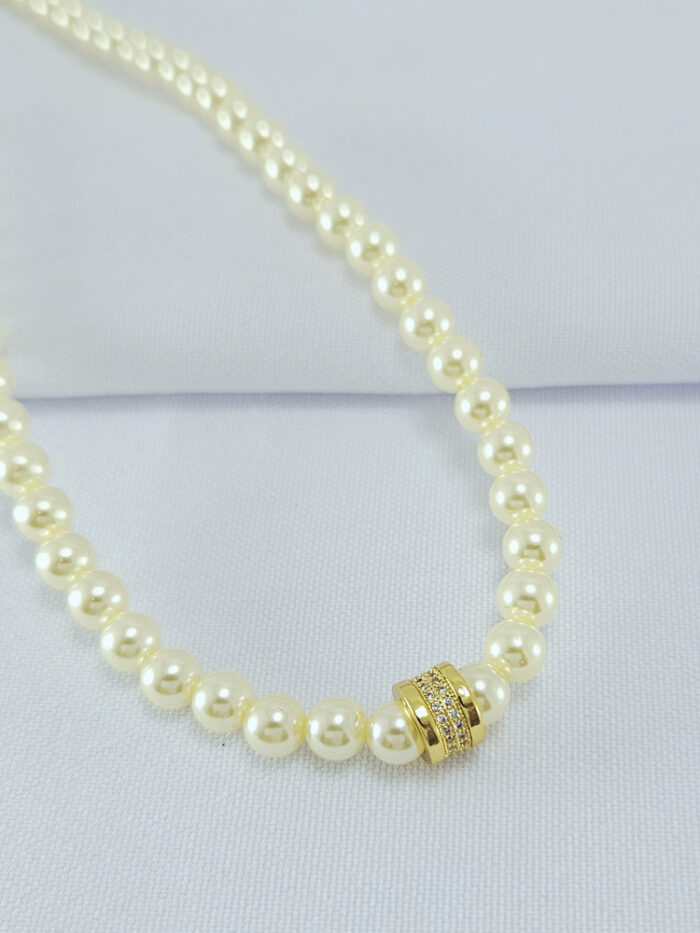 Gargantilha pérola com pingente detalhado