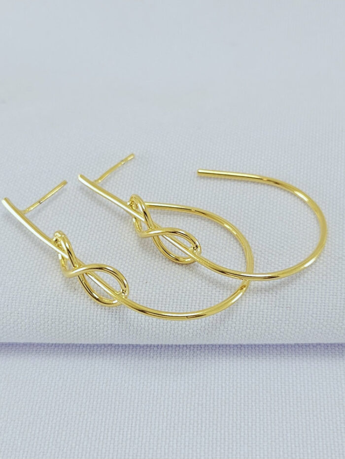 Brinco fio dourado com detalhe infinito