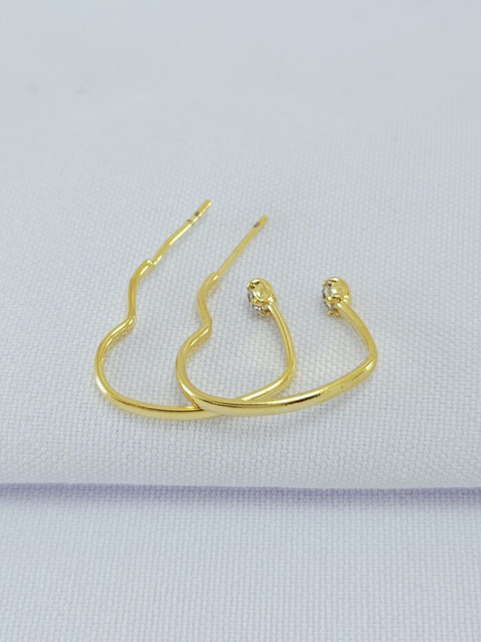 Brinco formato coração detalhe ponto de luz