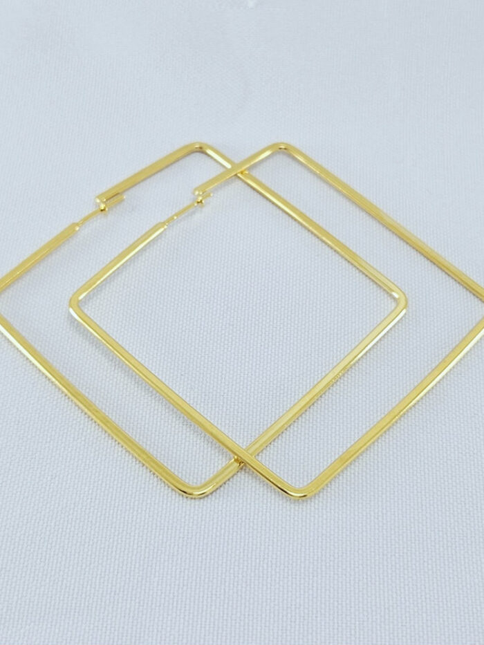 Brinco argola quadrada fio liso