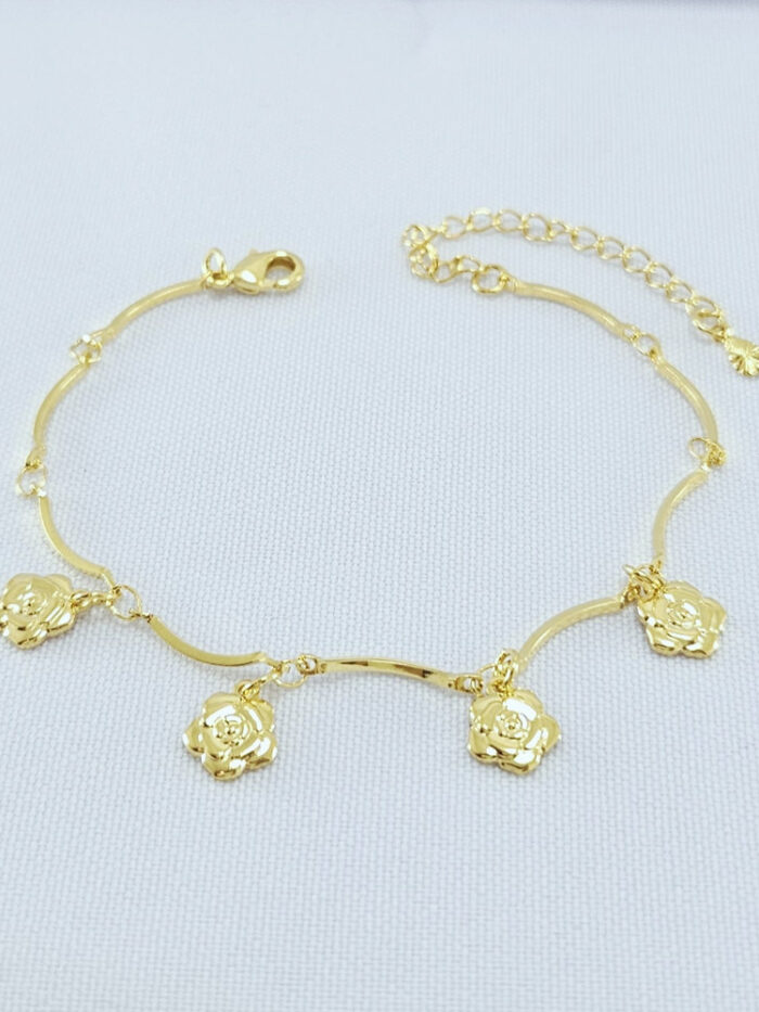 Pulseira caninho com flores detalhada