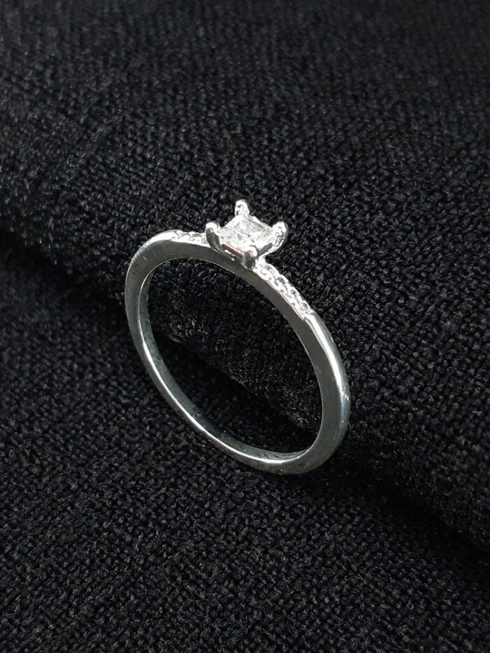 Anel ponto de luz quadrado detalhado