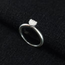 Anel solitário detalhe coração cravejado