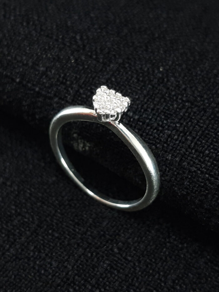 Anel solitário detalhe coração cravejado