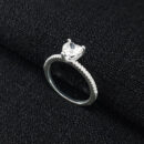 Anel pedra cristal coração detalhe cravejado