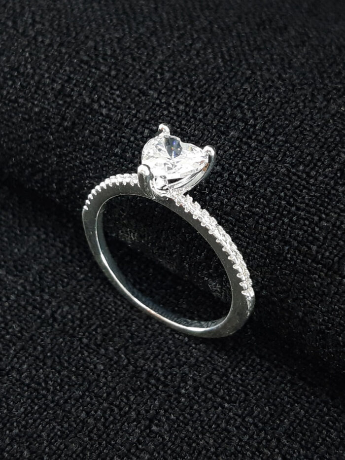 Anel pedra cristal coração detalhe cravejado