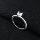 Anel pedra cristal formato coração detalhado