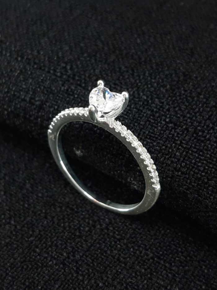 Anel pedra cristal formato coração detalhado