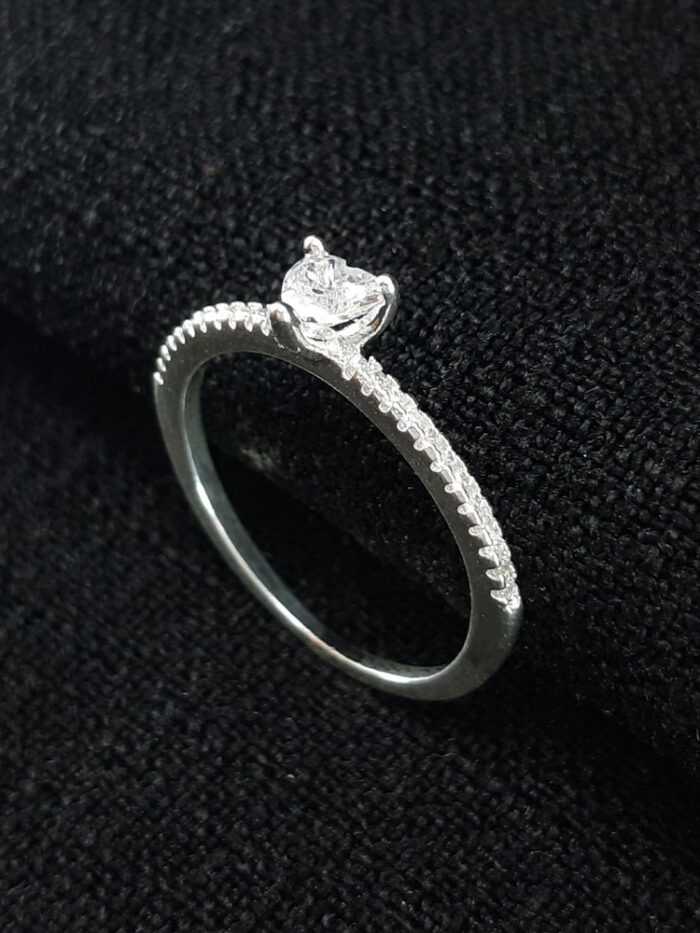 Anel solitário pedra cristal formato coração