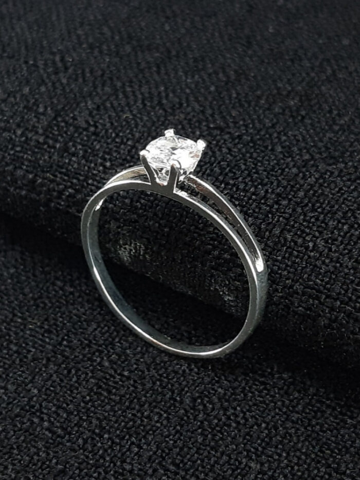 Anel solitário pedra cristal detalhe vazado