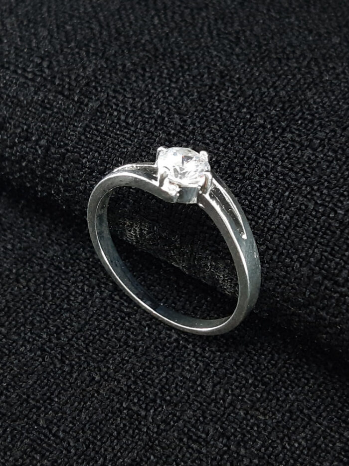 Anel solitário detalhe vazado