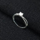 Anel solitário pedra cristal detalhe vazado