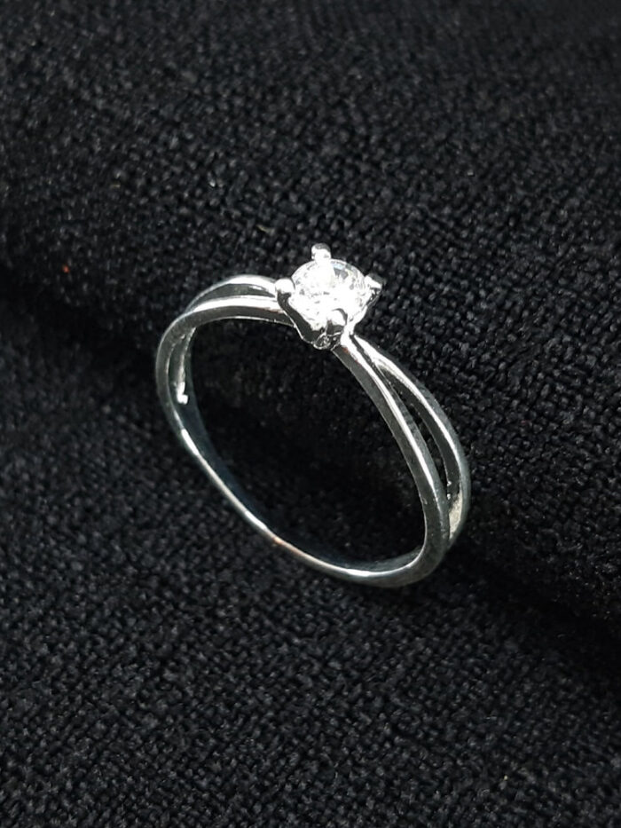 Anel solitário pedra cristal detalhe vazado