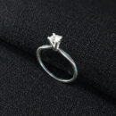 Anel solitário com pedra cristal