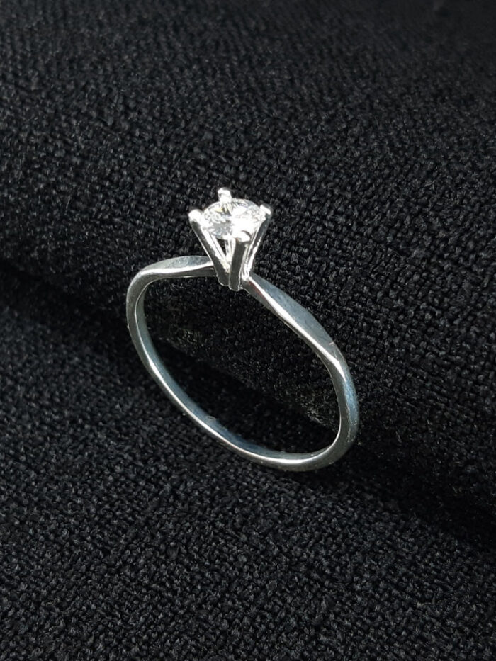 Anel solitário com pedra cristal