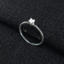 Anel solitário com ponto de luz