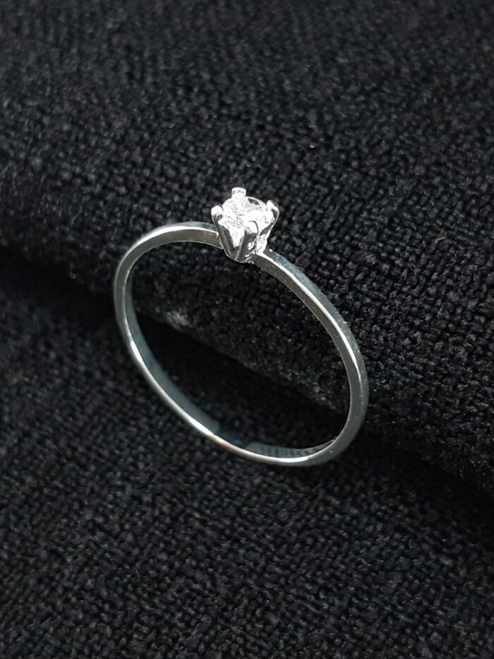 Anel solitário com ponto de luz