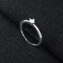 Anel pedra cristal detalhado