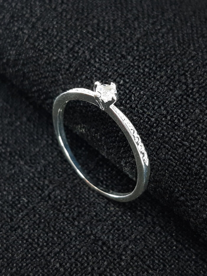 Anel pedra cristal detalhado