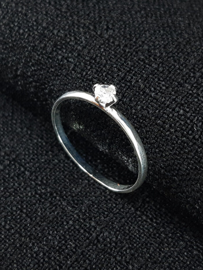 Anel solitário pedrinha cristal