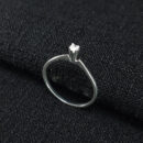 Anel solitário prateado pedra cristal