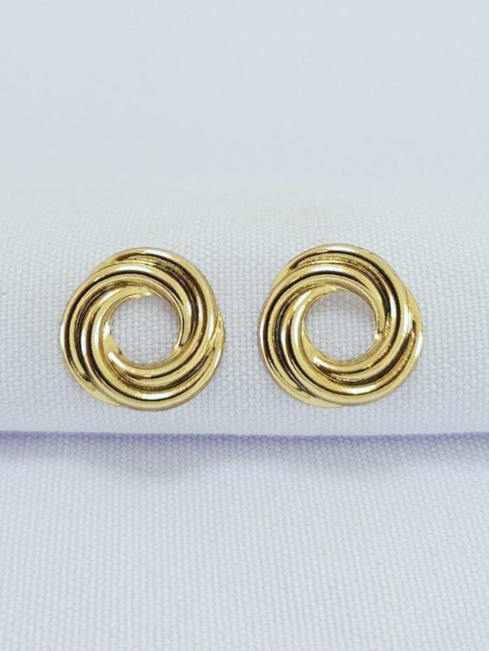 Brinco fios entrelaçados detalhe vazado